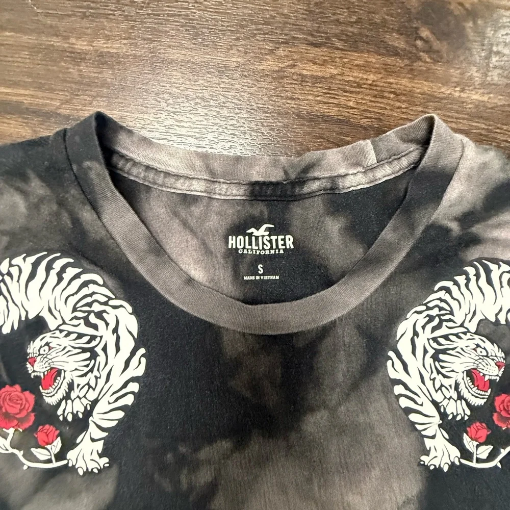 Hollister Black & Grey Tie-Dye‎ Tiger Rose Graphic Tee - Small
